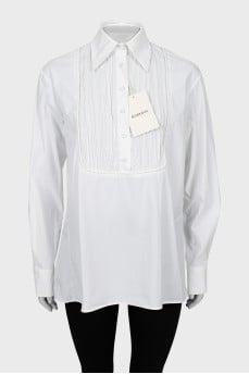 Blouse with satin buttons and tag