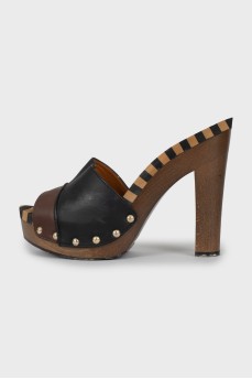 Leather sandals with wooden heels