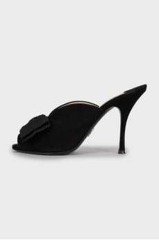 Suede sandals decorated with a bow