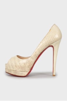 Heels with embossed leather