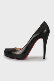 Black leather pointed toe shoes