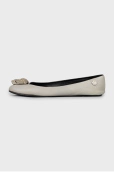 Leather ballet shoes decorated with a skull