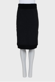 Fitted skirt with ribbed inserts