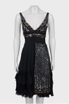 Fitted dress decorated with sequins