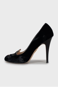 Velor shoes decorated with embroidery