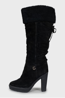 Insulated boots decorated with laces