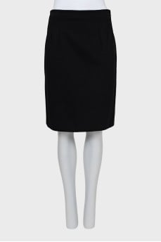 Fitted skirt with seams facing out