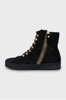 Insulated black suede boots