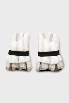 Ruffled cuffs with snap buttons
