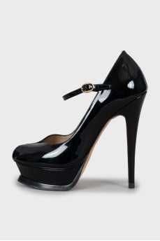 Patent leather open toe shoes