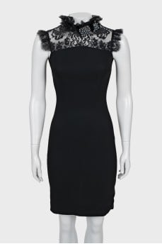 Fitted dress decorated with lace