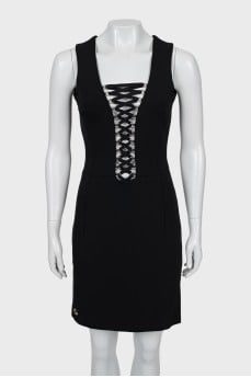 Fitted dress decorated with lacing