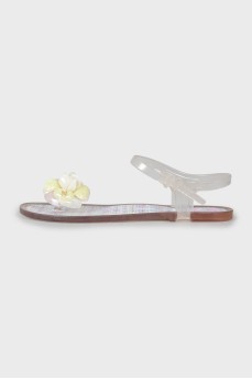 Rubber sandals decorated with flowers