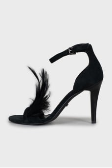 Suede sandals decorated with feathers