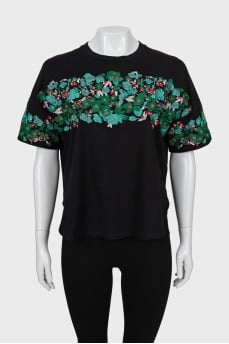 Loose T-shirt decorated with embroidery