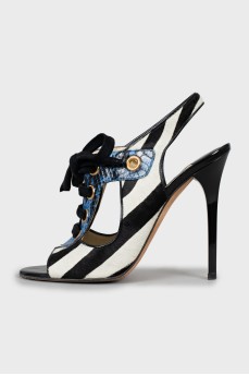Leather sandals in a combined print