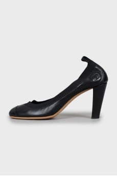 Leather shoes with embroidered logo