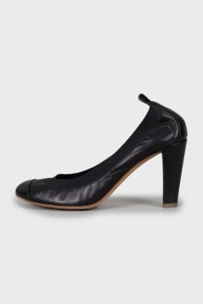Leather shoes with embroidered logo