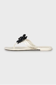 Rubber slides with accent details
