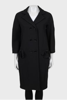 Straight coat decorated with bows