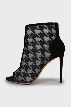 Ankle boots in houndstooth print