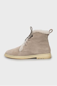 Insulated boots in gray
