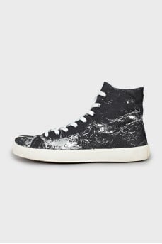 Men's sneakers with split toe and tag