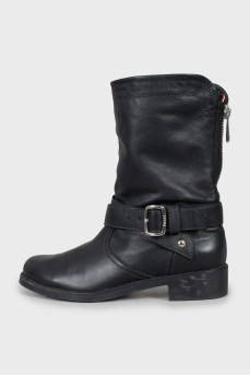 Leather boots decorated with buckle
