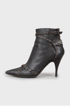 Leather ankle boots with contrast stitching