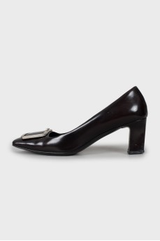 Leather shoes with square toe and decoration