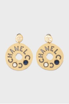 Gold earrings with brand logo