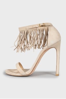 Suede sandals decorated with fringes