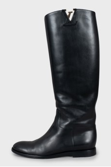 Leather boots with metal logo