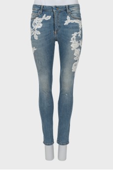 Skinny jeans decorated with lace