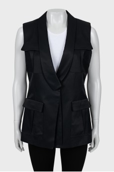 Fitted vest with patch pockets