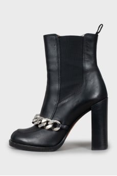 Leather ankle boots decorated with chain