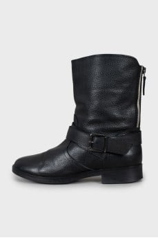 Leather boots decorated with buckle
