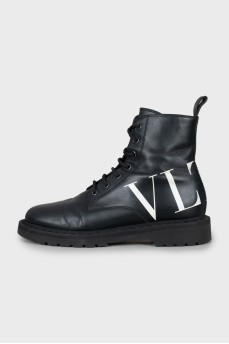 Leather boots with text print