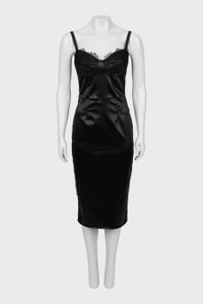 Dress with straps decorated with lace
