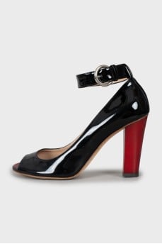 Patent leather sandals with contrasting heels