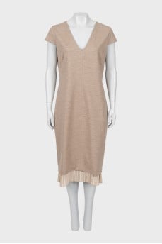 Fitted dress with pleated hem