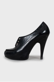 Leather shoes with gold decor