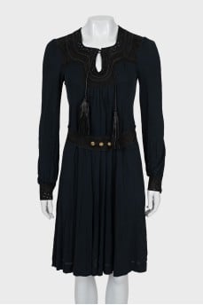 Fitted dress with belt made of eco-leather