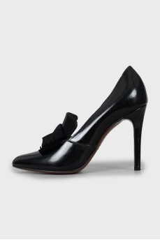 Stiletto heels decorated with a bow