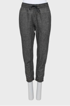 Trousers with printed pattern and raised seams