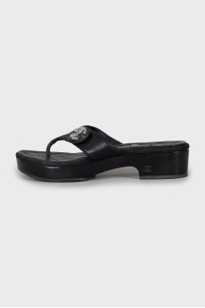 Leather flip flops with silver logo