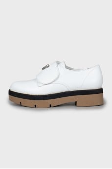 White shoes with twist buckle