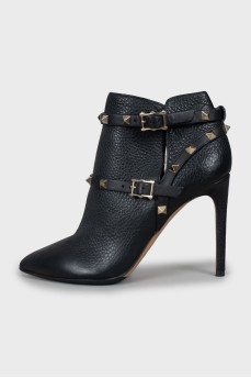 Leather ankle boots decorated with spikes