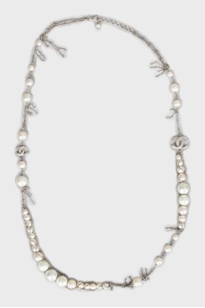 Silver necklace with artificial pearls