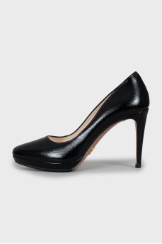 Patent leather shoes with embossing
